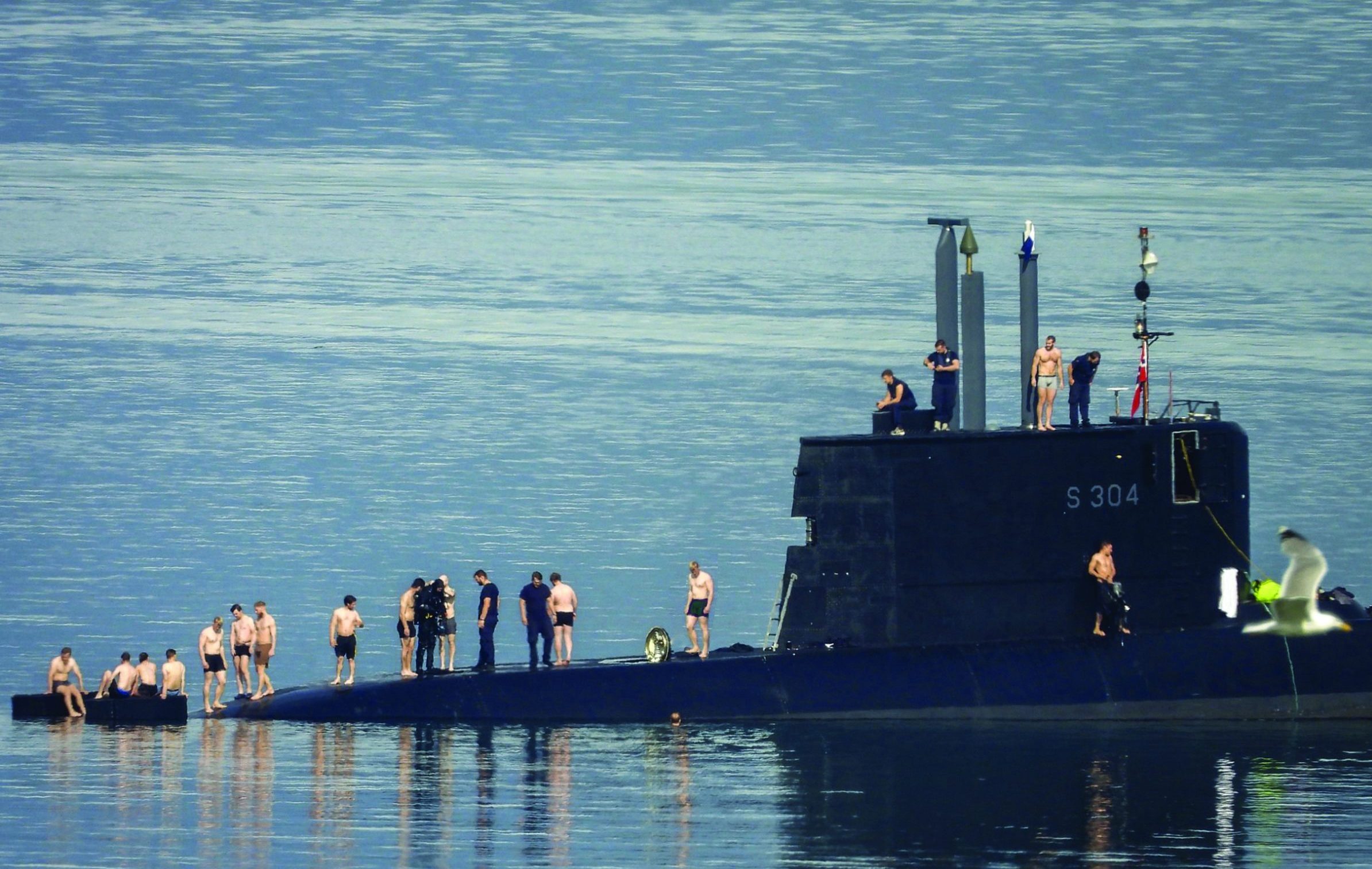الطقس الحار يدفع جنود غواصة نرويجية للسباحة في البحر (2)