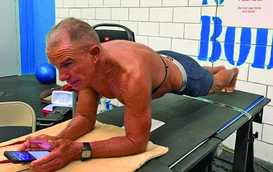 جندي ستيني سابق بالمارينز يدخل غينيس بوضعية اللوح الخشبي (3)