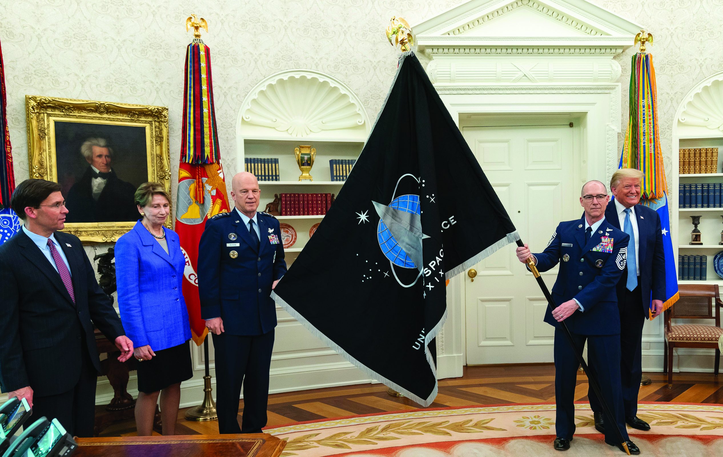 الكشف عن علم قوة الفضاء الأمريكية (2)