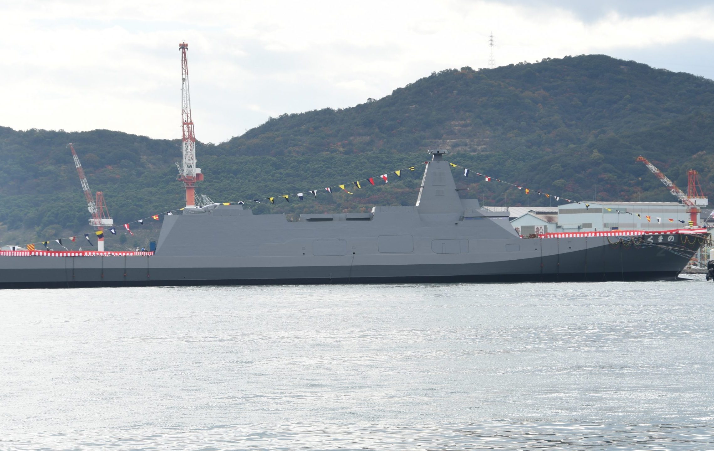 JS_Kumano(FFM-2)_right_side_view_at_Mitsui_Engineering_&_Shipbuilding_Tamano_Shipyard_November_19,_2020