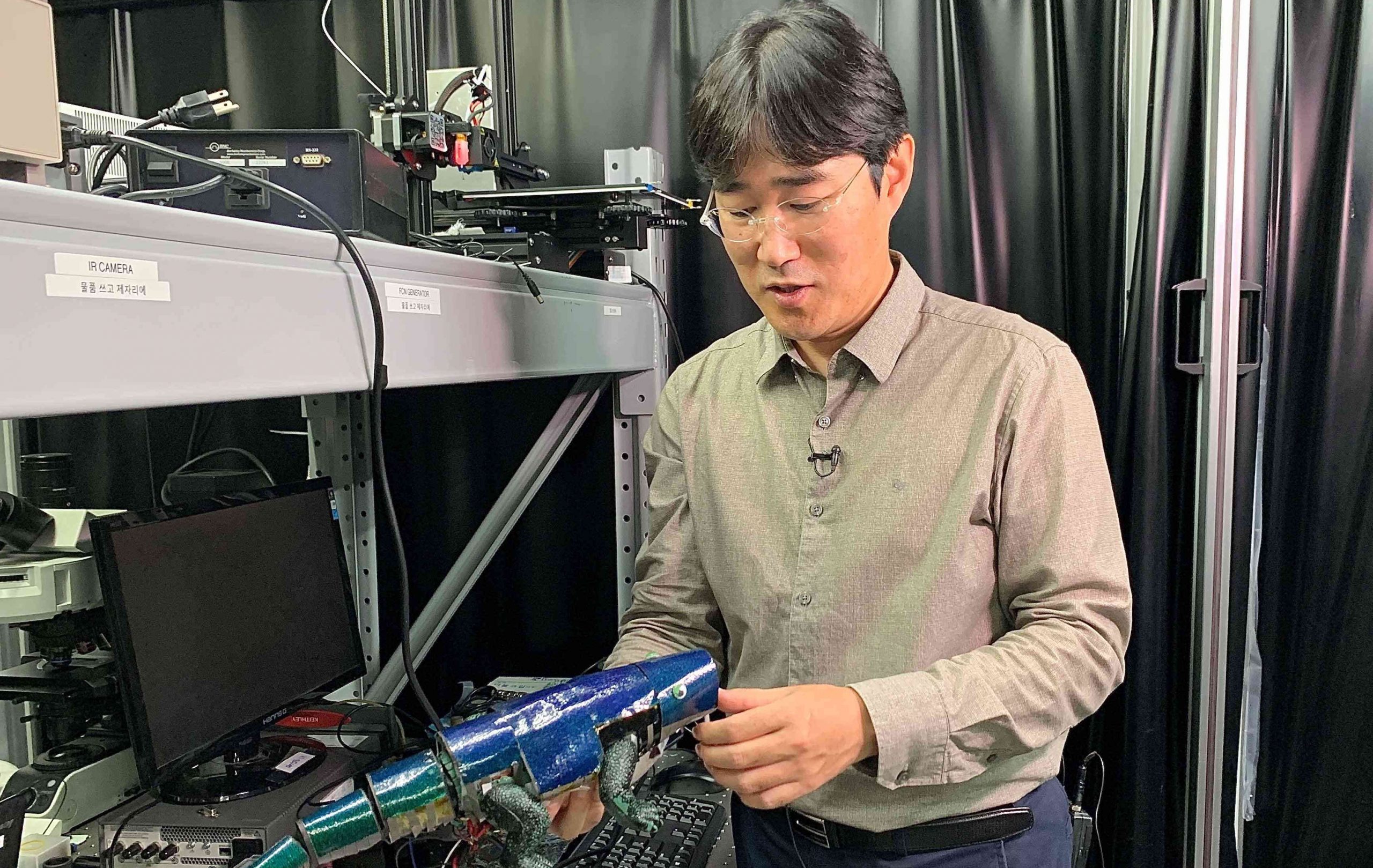 يمكن استخدامه في المجال العسكري..كوريون جنوبيون يبتكرون جلداً صناعياً يغ...