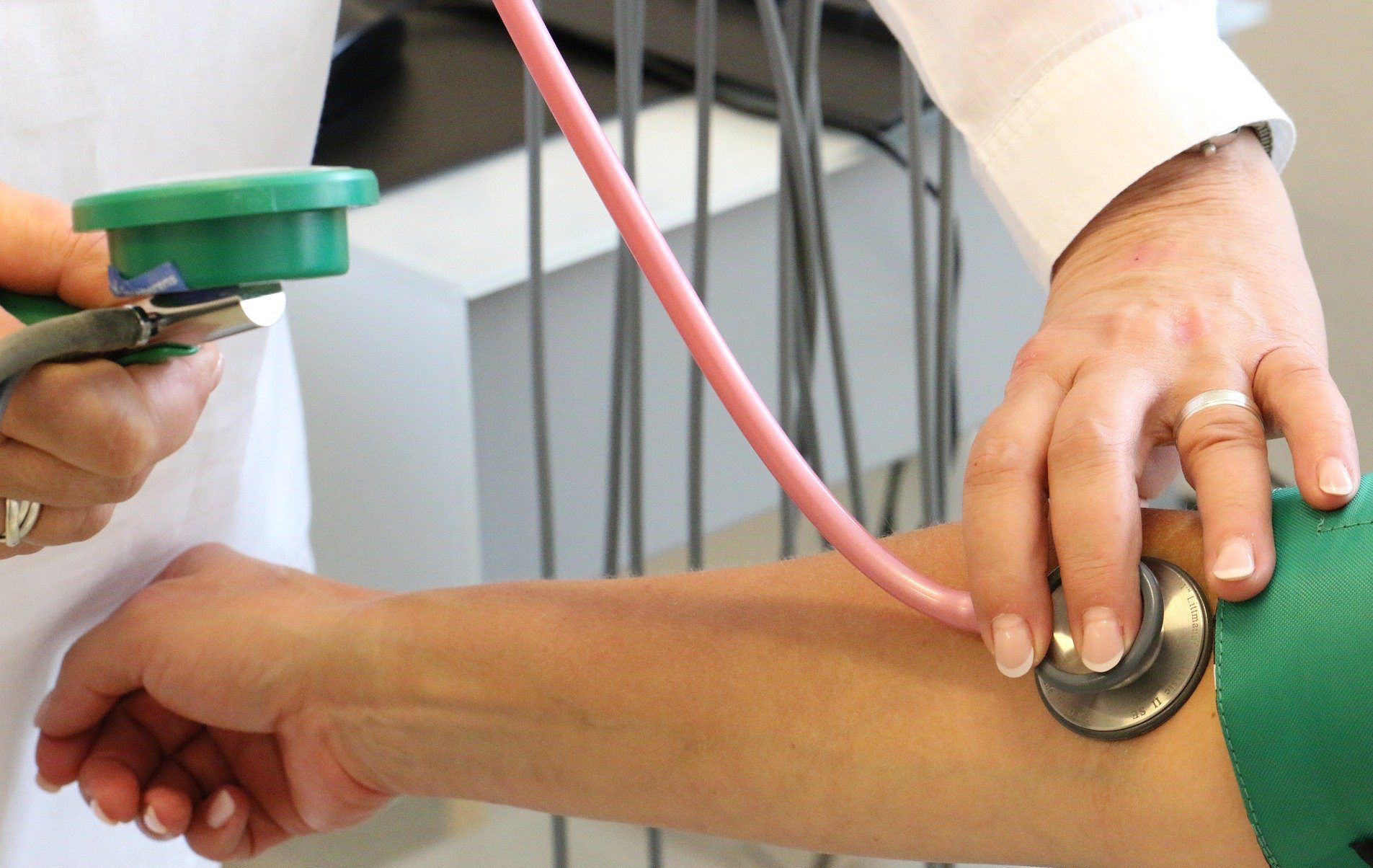 doctor-g09a10b511_1920