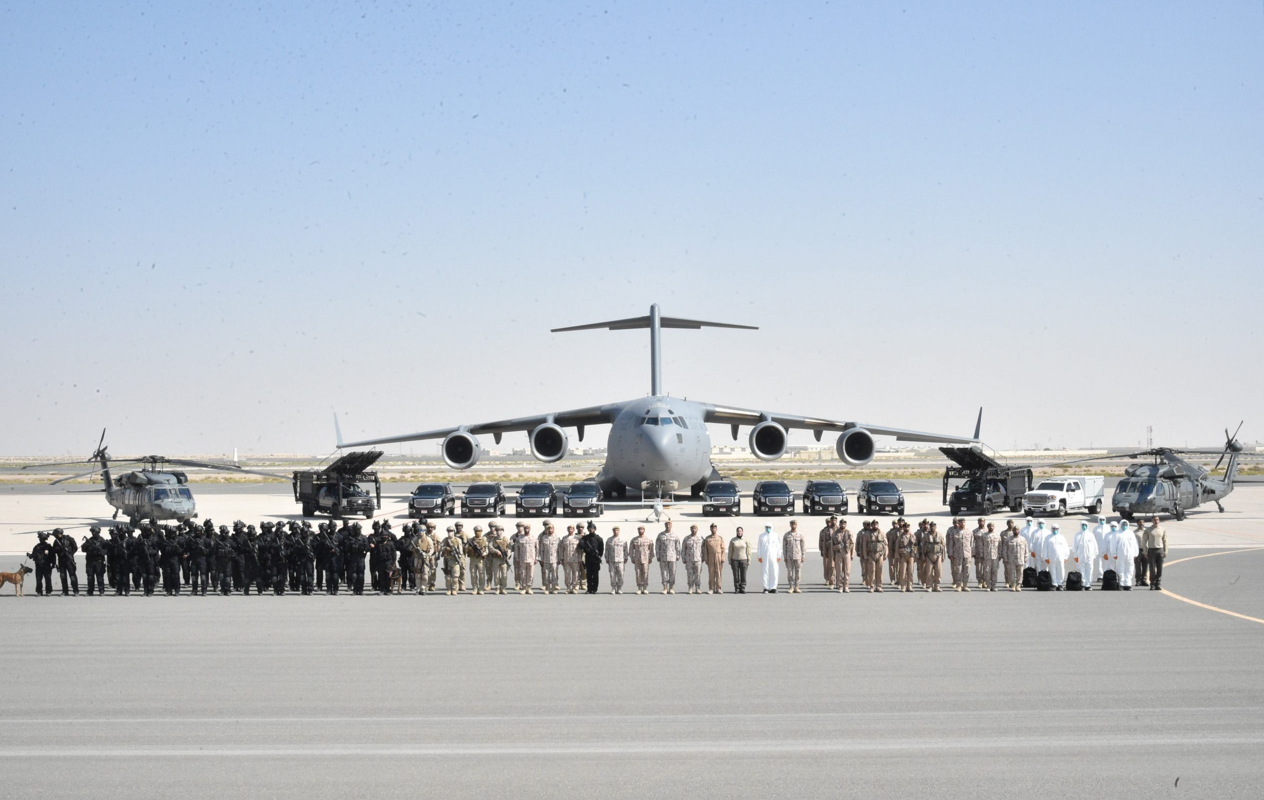 أبوظبي في 30 أكتوبر/ وام / تفقد سمو اللواء الركن الشيخ ناصر بن حمد آل خليفة مستشار الأمن الوطني في مملكة البحرين، قائد الحرس الملكي، مدير التمرين البحريني الإماراتي المشترك لمكافحة الإرهاب “جلمود3”، طابور العرض، الذي أقيم للتأكد من جاهزية القوات المشاركة والتي تضم قوات من الحرس الملكي، وعدد من أسلحة ووحدات قوة دفاع البحرين، وزارة الداخلية، وجهاز المخابرات الوطني.
وبالتزامن مع ذلك، ومع نظيرتها في مملكة البحرين اصطفت القوات الإماراتية في موقعها بدولة الإمارات العربية المتحدة، ممثلة في قيادة حرس الرئاسة وقيادة القوات الجوية والدفاع الجوي بالإضافة إلى وحدات أخرى من القوات المسلحة، إلى جانب مشاركة عدد من وحدات وزارة الداخلية.
وبهذه المناسبة، أشار سمو اللواء الركن الشيخ ناصر بن حمد آل خليفة مدير التمرين، إلى أهداف التمرين وفرضياته. مشيداً سموه بما تتمتع به قوات البلدين الشقيقين المشاركة في التمرين من مستوى متميز وقدرات عالية في مجال إجراء التمارين المشتركة، لما لها من أثر كبير في الارتقاء بمستوى الأداء القتالي للمشاركين في التمرين وصقل قدراتهم العسكرية في مجال التخطيط والتنفيذ لمختلف عمليات مكافحة الإرهاب.