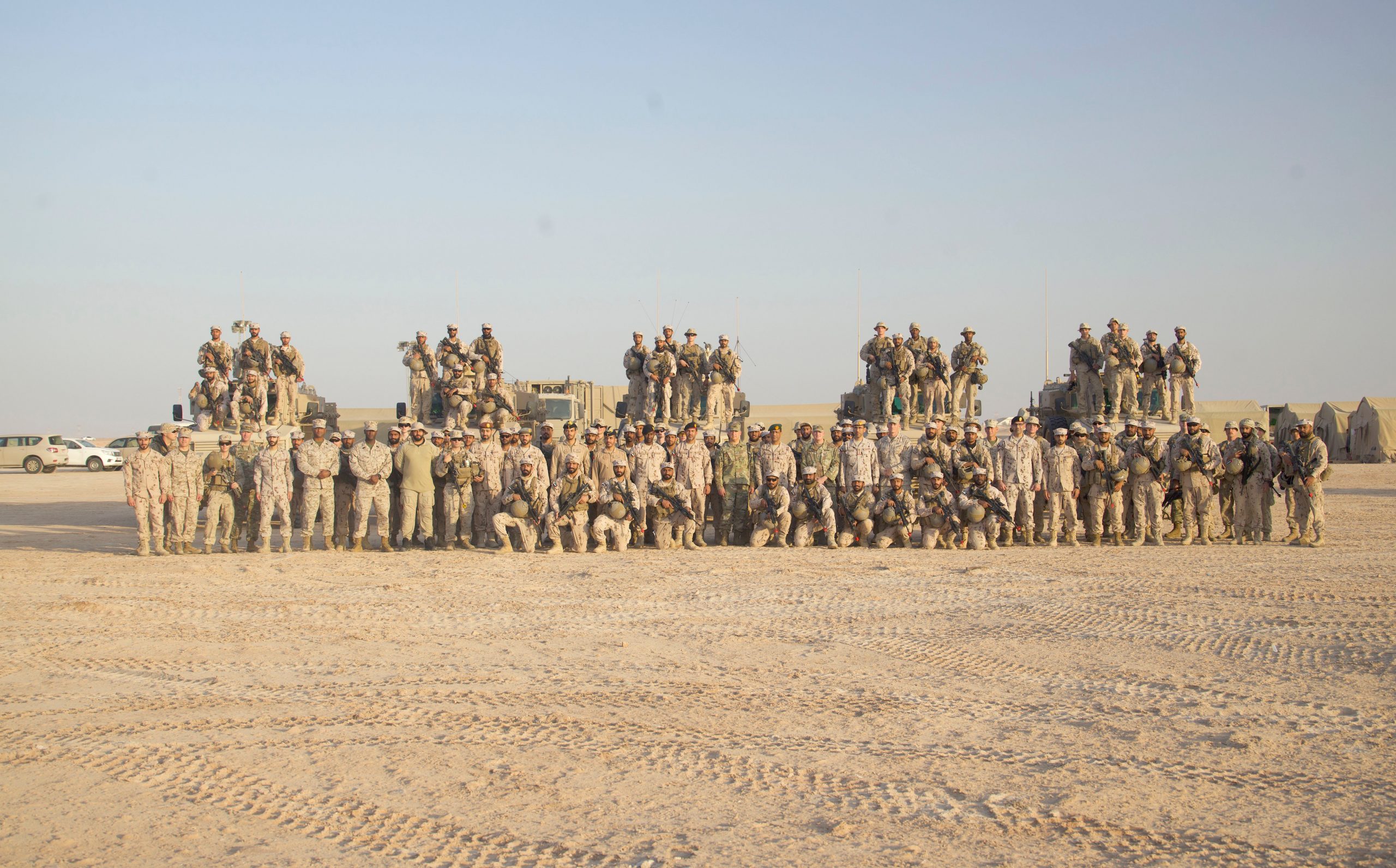 أبوظبي في الأول من أكتوبر / وام /   أعلنت وزارة الدفاع عن ختام التمرين المشترك
 Intrepid Maven  (IM)   22-4  بين قيادة حرس الرئاسة وقوات المشاة البحرية الأمريكية.
         هدف التمرين المشترك إلى تبادل الخبرات العسكرية لرفع الكفاءة والجاهزية القتالية للوصول إلى الاحترافية في أداء المهام وتعزيز العلاقات الدفاعية بين دولة الإمارات العربية المتحدة والولايات المتحدة الأميركية.
يأتي تمرين  Intrepid Maven  (IM) 22-4 ضمن خطط وبرامج قيادة حرس الرئاسة التدريبية المشتركة مع القوات الأميركية لتبادل الخبرات وتعزيز التعاون العسكري في مجال العمليات المشتركة بما يسهم في رفع مستوى كفاءة القوات المسلحة في البلدين.
وقد اشتمل التمرين (IM) 22-4 على العديد من الفعاليات المشتركة التي ضمت عمليات سلاح المدفعية الأرضية، وعمليات التخلص من الذخائر المتفجرة، والتدريبات الطبية الميدانية، واستطلاع المراقبة الجوية بدون طيار، وهجوماً جويّاً ليلياً مشتركاً.
وقد أتاح التمرين (IM) 22-4 في نسخته الثالثة، الفرصة لكل من قيادة حرس الرئاسة وقوات مشاة البحرية الأميركية – القيادة الوسطى من أجل تعزيز التوافق العملياتي من خلال تنفيذ مجموعة من فعاليات التدريب التي تعود بالفائدة على الطرفين.