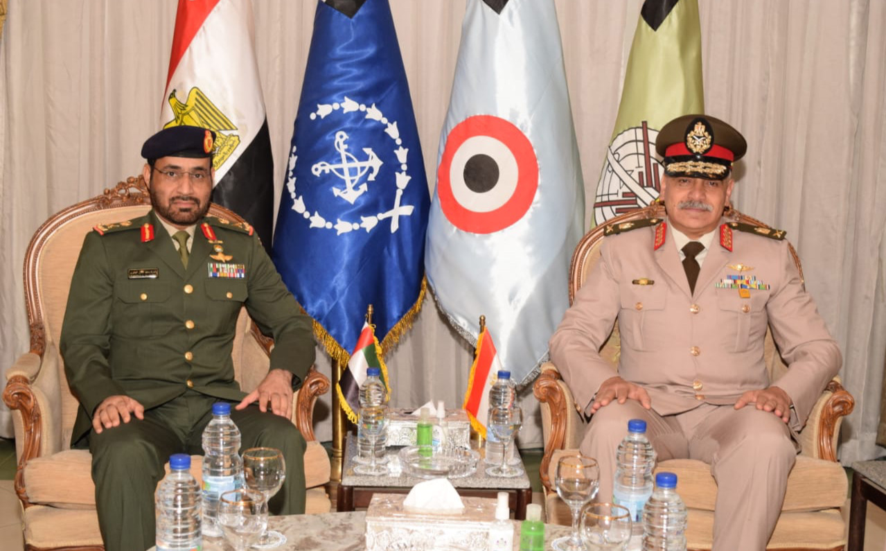 القاهرة فى 5 اكتوبر / وام / شارك وفد من وزارة الدفاع برئاسة سعادة اللواء الركن الدكتور مبارك سعيد غافان الجابري الوكيل المساعد للإسناد والصناعات الدفاعية في الاجتماع الرابع للجنة التعاون العسكري المشترك بين دولة الإمارات العربية المتحدة وجمهورية مصر العربية الشقيقة الذي انعقد بالعاصمة المصرية القاهرة حيث ترأس الجانب المصري سعادة اللواء أركان حرب خالد صلاح صادق نائب رئيس هيئة العمليات المصرية.
وأكد اللواء الركن الدكتور مبارك سعيد غافان الجابري الوكيل المساعد للأسناد والصناعات الدفاعية خلال الاجتماع بأن دولة الإمارات العربية المتحدة تجمعها علاقة متجذرة بجمهورية مصر العربية بمختلف الصعد، لا سيما المجال العسكري والتمارين المشتركة، التي بدورها تؤكد الشراكة الاستراتيجية ووحدة المصير المشترك لمستقبل واعد بالاستقرار والأمن والأمان والإنجازات الطموحة القادرة على تعزيز مكانة البلدين الشقيقين إقليمياً وعالمياً وتوحيد الطاقات وتعزيز التكامل، وفق رؤية استشرافية واضحة.
وبحث الجانبان خلال الاجتماع علاقات التعاون والتنسيق المشترك في المجال الدفاعي والعسكري ودفع عجلة العمل المشترك في شتى المجالات العسكرية بالإضافة الى تبادل الخبرات العسكرية بما يحقق المصالح الوطنية المشتركة بين البلدين الشقيقين.