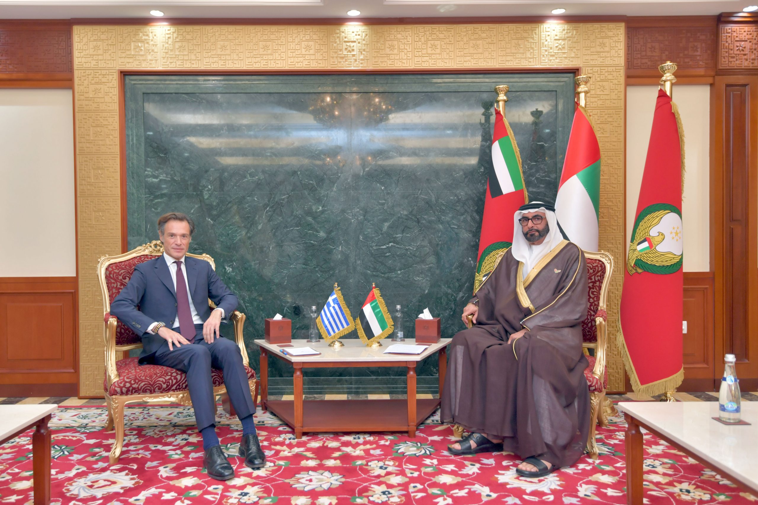    أبوظبي في 18 أكتوبر /وام / استقبل معالي محمد بن أحمد البواردي وزير الدولة لشؤون الدفاع بمكتبه صباح اليوم سعادة أنتونيس أليكساندريدس، سفير جمهورية اليونان لدى الدولة والوفد المرافق له.  
  ورحب معالي وزير الدولة لشؤون الدفاع بالسفير اليوناني متمنياً له التوفيق والنجاح في أداء مهام عمله بما يسهم في تعزيز علاقات التعاون المشترك بين البلدين الصديقين على مختلف الصعد.
   جرى - خلال اللقاء - بحث سبل دعم وتطوير العلاقات الثنائية بين دولة الإمارات، وجمهورية اليونان في مختلف المجالات، خاصة الدفاعية والعسكرية، بما يحقق المصالح المشتركة للبلدين .