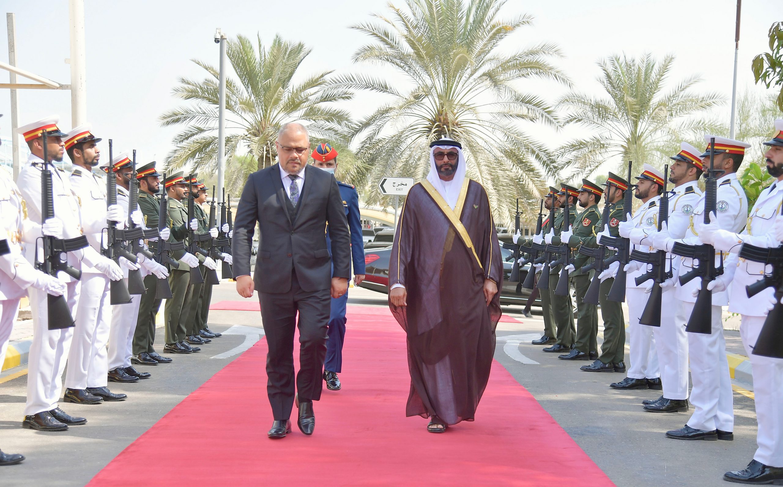 أبوظبي فى 5 اكتوبر / وام / استقبل معالي محمد بن أحمد البواردي وزير الدولة لشؤون الدفاع بمكتبه اليوم معالي بيني هيناري وزير الدفاع نيوزيلندي والوفد المرافق له بحضور سعادة مطر سالم علي الظاهري وكيل وزارة الدفاع وعدد من كبار ضباط ومسؤولي الوزارة.
ورحب معالي وزير دولة لشؤون الدفاع بزيارة وزير الدفاع النيوزلندي والوفد المرافق له وبحث معه العلاقات الثنائية وسبل تعزيزها وتطويرها بما يخدم مصالح البلدين والشعبين الصديقين.
وقال معاليه إن دولة الإمارات ونيوزيلندا ترتبطان بعلاقات تاريخية متميزة وودية تتسم بالاستقرار، ومبنية على روح التفاهم والاحترام المتبادل والرغبة المشتركة في تطوير هذه العلاقات والارتقاء بها.
وأكد الجانبان  على أهمية مواصلة الجهود المشتركة لاستكشاف مزيد من فرص التعاون في القطاعات ذات الأولوية، والعمل على فتح مجالات جديدة تعمل على تعزيز قدرات البلدين في المجالات ذات الاهتمام المشترك والمتعلقة بالتكنولوجيا والصناعة والفضاء والابتكار والصناعات العسكرية.
واستعرض الجانبان خلال اللقاء علاقات التعاون بين دولة الإمارات العربية المتحدة ونيوزيلندا والمتعلقة بالشؤون العسكرية والدفاعية، وتبادل الخبرات والزيارات، والتنسيق المشترك وجوانب تفعيلها وتطويرها بما يخدم المصالح المشتركة للبلدين الصديقين، بجانب بحث عدد من الموضوعات ذات الاهتمام المشترك.