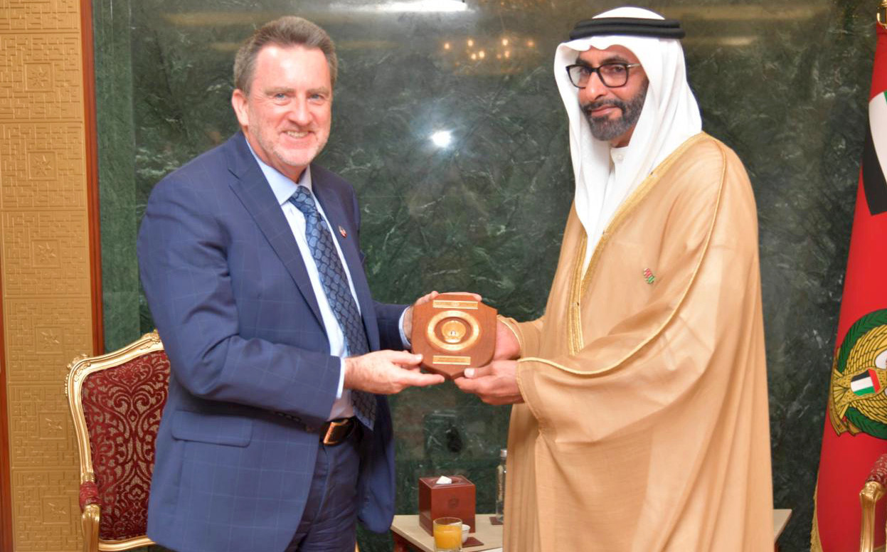    أبوظبي في 6 أكتوبر /وام/  استقبل معالي محمد بن أحمد البواردي وزير الدولة لشؤون الدفاع – في مكتبه بوزارة الدفاع – معالي شون ميرفي القائم بالأعمال بالسفارة الأمريكية في أبوظبي وذلك بحضور سعادة مطر سالم علي الظاهري وكيل وزارة لدفاع وعدد من كبار ضباط ومسؤولي الوزارة.
    ورحب معاليه في بداية اللقاء بمعالي القائم بالأعمال بالسفارة الأمريكية.. وأكد عمق علاقات الصداقة بين دولة الإمارات و الولايات المتحدة الأمريكية في مختلف المجالات خاصة في المجال الدفاعي والعسكري وأهمية الدفع بها نحو آفاق أرحب وأوسع بما يحقق التنمية والازدهار للبلدين.