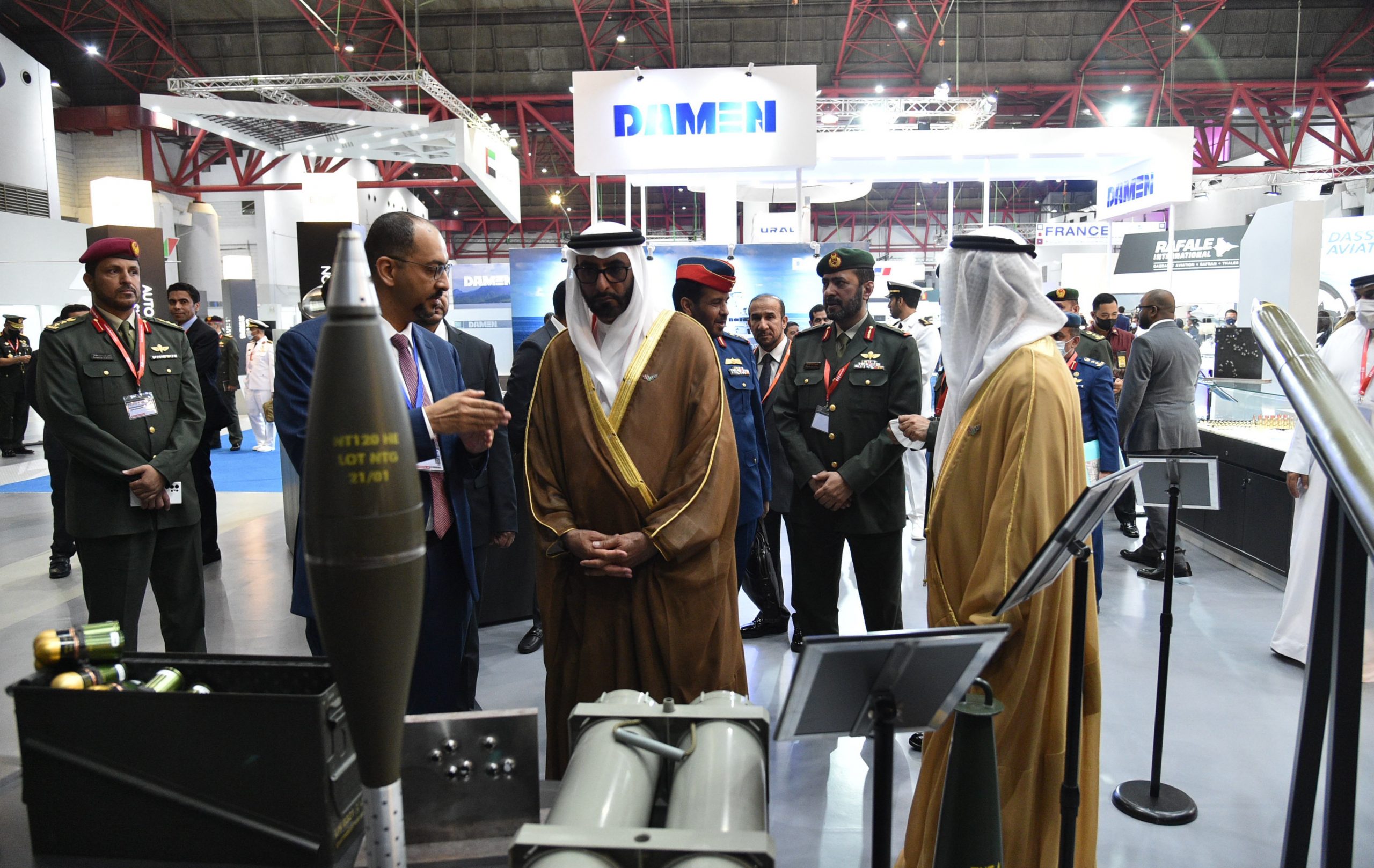 جاكرتا في 2 نوفمبر/ وام /  زار معالي محمد بن أحمد البواردي وزير دولة لشؤون الدفاع والوفد المرافق له فعاليات الدورة التاسعة من معرض ومنتدى أندونيسيا للدفاع 2022، المقام حاليا في العاصمة الاندونيسية جاكرتا.
ورافق معاليه فخامة الرئيس الاندونيسي جوكو ويدودو في جولة لجناح دولة الامارات العربية المتحدة، الذي يضم العديد من الشركات الوطنية الاماراتية المشاركة في المعرض، وأطلع على أهم التقنيات الحديثة في مجال الصناعات العسكرية والدفاعية والذكاء الاصطناعي.
وأشاد فخامته بمستوى المنتجات والمعدات العسكرية التي طرحتها الشركات الوطنية الإماراتية خلال المعرض مؤكدا أن الإمارات تمتلك قدرات مبتكرة ومتطورة في الصناعات العسكرية.
كما أشاد فخامته بالعلاقات الوطيدة والمتجذرة بين البلدين، وبالتعاون البناء على كافة الأصعدة، مؤكدا وجود العديد من الإمكانات والفرص لدعمها وتعزيزها في مختلف المجالات وخاصة في المجالات العسكرية والدفاعية والصناعات العسكرية.
وقام معالي البواردي والوفد المرافق له بجولة في المعرض شملت عددا من أجنحة الدول ومنصات عرض الشركات الإقليمية والدولية المتخصصة في مجال الصناعات الدفاعية، اطلع خلالها على أحدث ما توصل إليه التكنولوجيا في قطاع الدفاع والأمن وتقنيات الأسلحة المتطورة، وبرامج التدريب، وأنظمة المحاكاة.
كما تفقد معاليه عددا من الأجنحة والشركات الوطنية الاماراتية المشاركة في المعرض، وأطلع على أهم التقنيات الحديثة التي يقدمونها كما زار منصة الشركات الاندونيسية المتخصصة في المجلات الدفاعية والأمنية.
وأكد معاليه أهمية معرض ومنتدى اندونيسيا للدفاع 2022 على خارطة المعارض العالمية للصناعات الدفاعية وثمن الدعوة لحضور فعاليات المعرض مشيدا بحسن التنظيم ومشاركة كبرى الشركات المتخصصة في مجال الصناعات الدفاعية والأمنية.
 