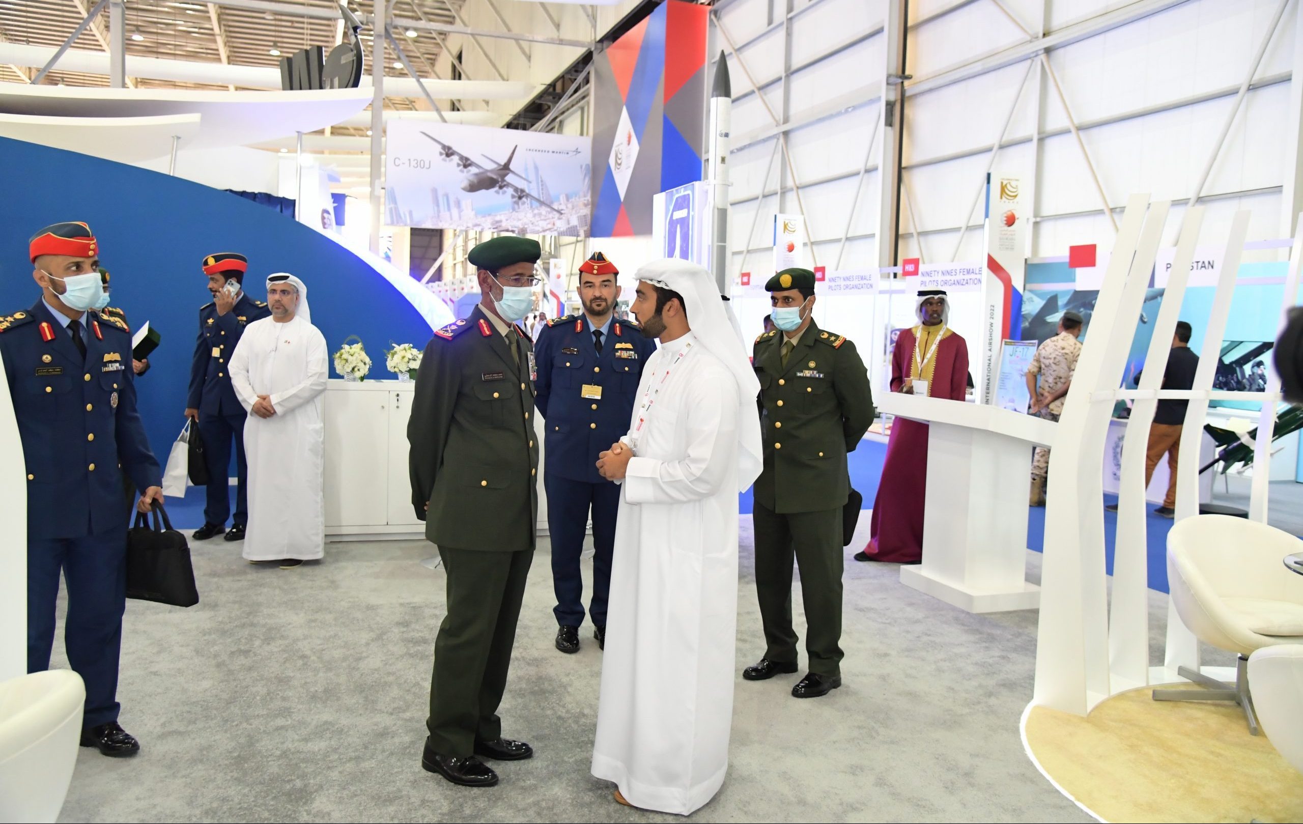 أبوظبي في 10 نوفمبر / وام / زار معالي الفريق الركن حمد محمد ثاني الرميثي رئيس أركان القوات المسلحة، معرض البحرين الدولي السادس للطيران 2022، الذي يعقد بقاعدة الصخير الجوية في مملكة البحرين الشقيقة.   
     واطلع معاليه والوفد المرافق له على جناح دولة الإمارات العربية المتحدة في المعرض وعلى ما يقدمه الجناح من عرض لأبرز جهود وإنجازات شركاتنا الوطنية في مجال الطيران والتكنولوجيا الحديثة.
      كما زار معاليه عددا من الأجنحة الأخرى المشاركة في المعرض، حيث شهد المعرض عرض 100 طائرة تقريباً من مختلف أنواعها العسكرية والتجارية في العرض الثابت والعرض الجوي وما يحتويه من مختلف المعدات والتقنيات الحديثة والمتطورة الخاصة بمجال الطيران.
 - مل - 