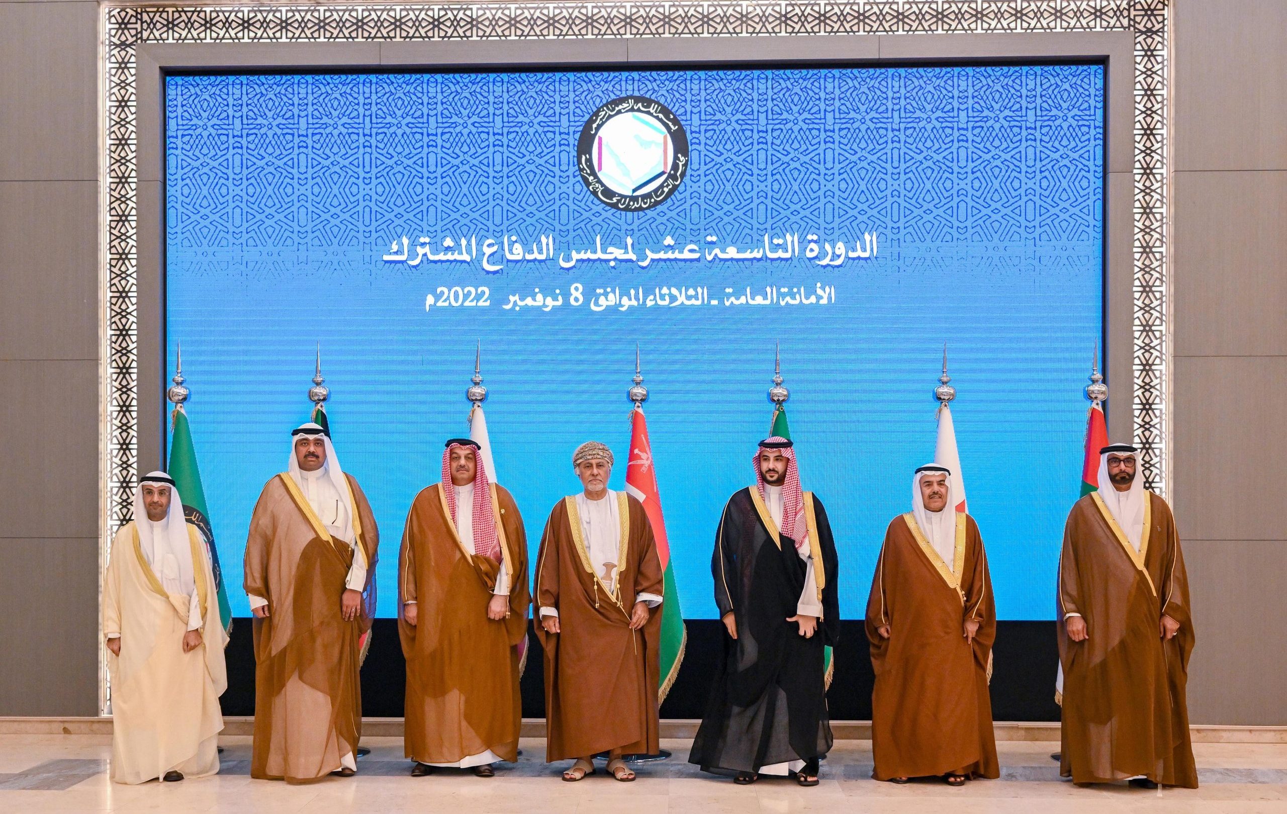 أبوظبي في 8 نوفمبر / وام / ترأس معالي أحمد بن محمد البواردي وزير الدولة لشؤون الدفاع وفد دولة الإمارات العربية المتحدة في أعمال اجتماع أصحاب السمو والمعالي والسعادة وزراء الدفاع بدول مجلس التعاون لدول الخليج العربية للدورة التاسعة عشرة لمجلس الدفاع المشترك، والذي عقد في الرياض بالمملكة العربية السعودية الشقيقة.
وتم خلال الاجتماع مناقشة عدد من الموضوعات المهمة المدرجة على جدول أعمال الاجتماع، والتي تهدف إلى تفعيل التعاون العسكري المشترك ومتابعة جميع الأمور التي من شأنها توثيق ودعم التعاون الدفاعي بين القوات المسلحة بدول مجلس التعاون لدول الخليج العربية، وتقوية الترابط والتنسيق الأخوي المشترك لتحقيق الأهداف المنشودة، والارتقاء بتلك الجهود إلى المستوى المأمول، بالإضافة إلى الاستمرار في توحيد كافة الجهود لدعم أمن واستقرار المنطقة.
 - مل -