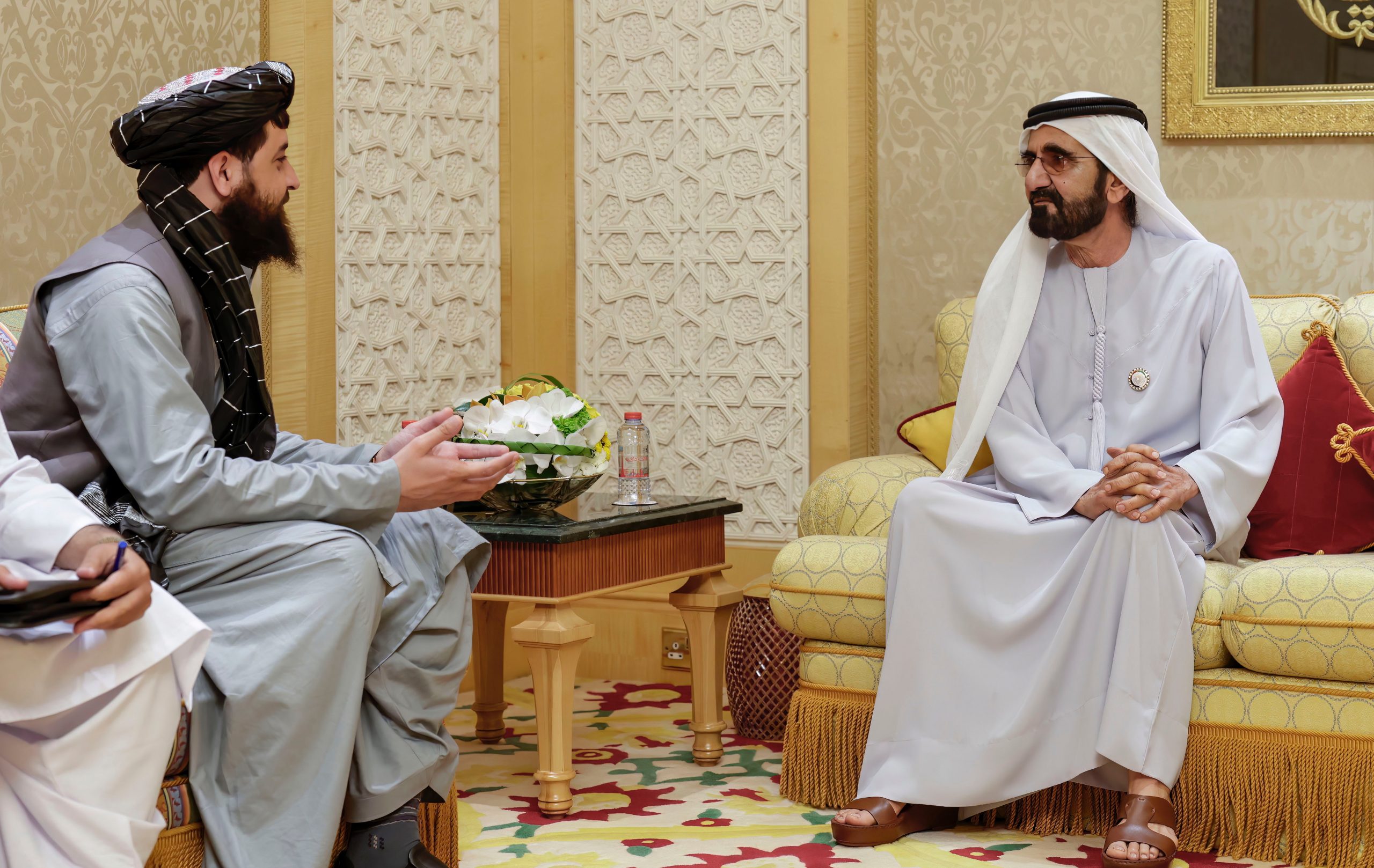  دبي في 6 ديسمبر /وام/ استقبل صاحب السمو الشيخ محمد بن راشد آل مكتوم، نائب رئيس الدولة رئيس مجلس الوزراء حاكم دبي، رعاه الله، اليوم معالي الملا محمد يعقوب وزير الدفاع الأفغاني بالإنابة، في قصر زعبيل في دبي. 
تناول اللقاء بحث سبل التعاون وعدد من القضايا الإقليمية والدولية محل الاهتمام المشترك. 
 