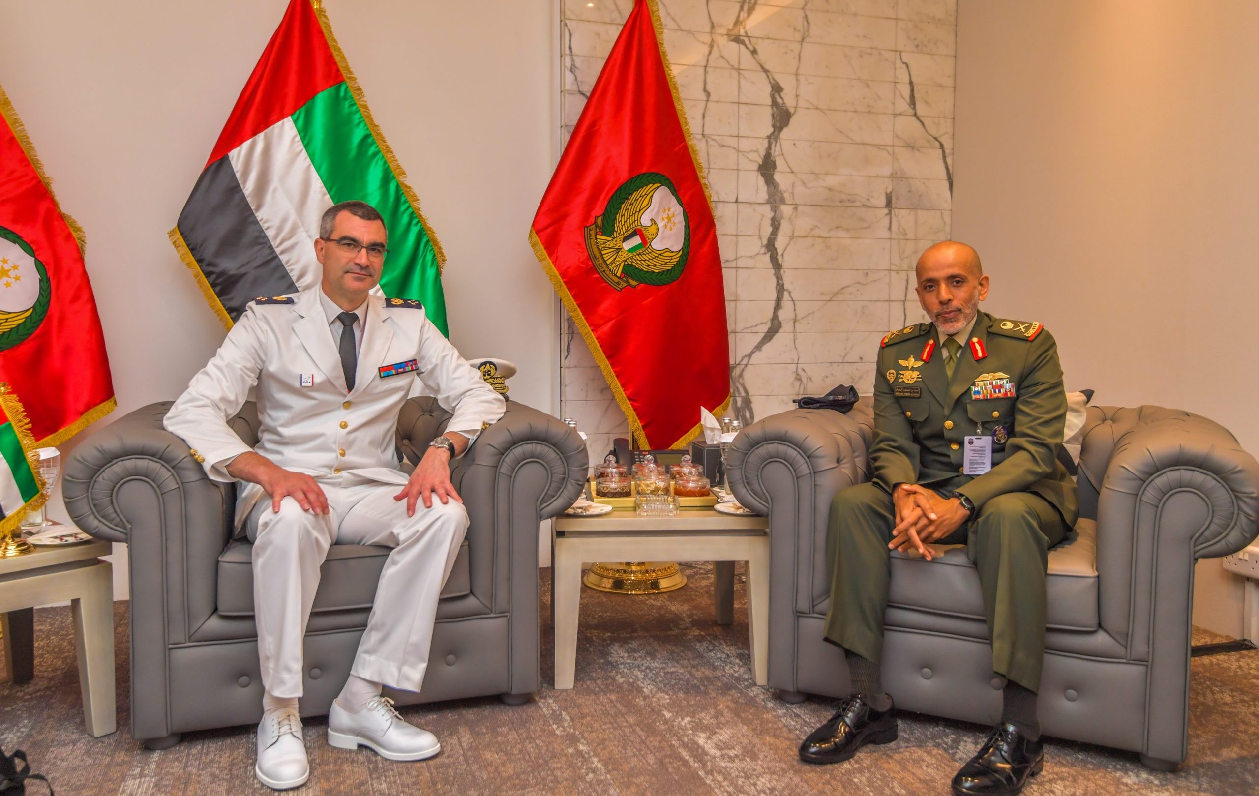 أبوظبي في 21 فبراير/ وام/     استقبل اللواء الركن طيار الشيخ أحمد بن طحنون بن محمد آل نهيان نائب رئيس أركان القوات المسلحة في مكتبه بمعرض “ آيدكس 2023 ” - كلا على حدة - معالي الدكتور إبراهام بلاي وزير الدفاع الإثيوبي والفريق جايل دياز المدير العام في الإدارة العامة للتسليح الفرنسية.
     جرى خلال اللقاءين بحث علاقات التعاون وسبل تعزيزها في المجالات الدفاعية والعسكرية.
 - مل - 