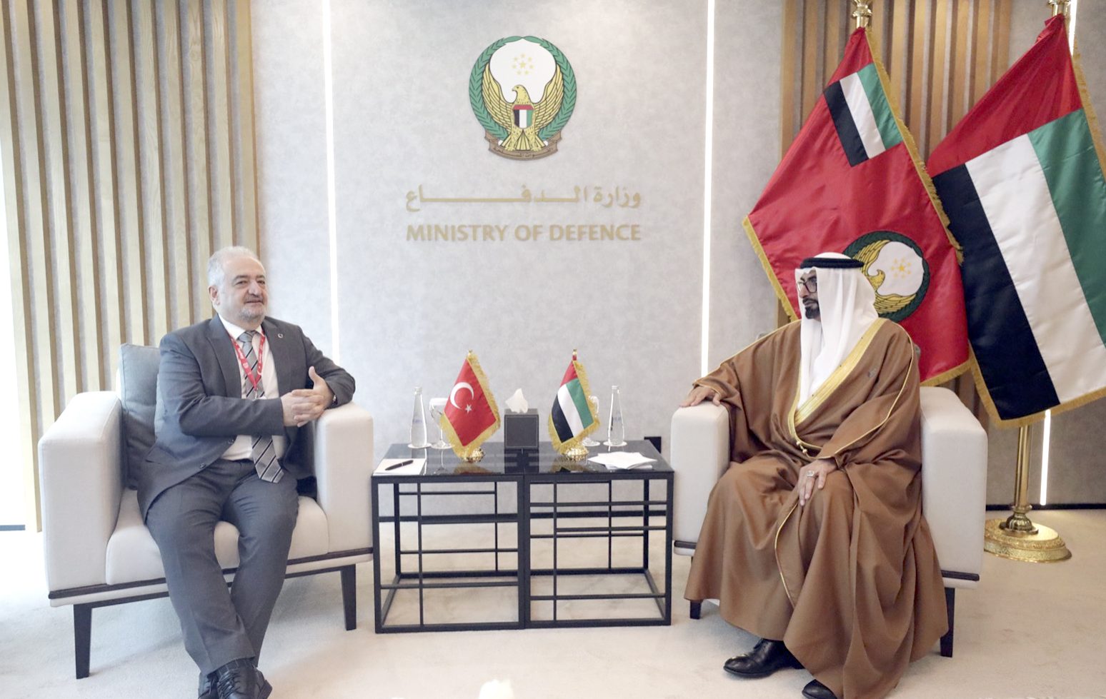     أبوظبي في 23 فبراير/وام/ التقى معالي محمد بن أحمد البواردي وزير الدولة لشؤون الدفاع عددا من الوزراء وممثلي الدول المشاركة في معرض ايدكس 2023 خلال فعاليات اليوم الرابع للمعرض الذي يقام في مركز أبوظبي الوطني للمعارض.
فقد التقى معاليه كلا على حدة معالي جواو دوس سانتوس وزير الدفاع في أنغولا ومعالي مادات غولييف وزير الصناعات الدفاعية الاذربيجاني وسعادة سيردار ديميرل نائب رئيس وكالة الصناعات الدفاعية التركي والفريق باكتيبيك بيكبولوتوف وزير الدفاع في قيرغيزستان ومعالي عبدالقادر محمد نور وزير الدفاع الصومالي والفريق الركن ياسين ابراهيم ياسين وزير الدفاع السوداني. 
ورحب معالي محمد بن أحمد البواردي بضيوف المعرض وبحث معهم علاقات الصداقة والتعاون وسبل تعزيز ودعم الروابط التي تجمع بلدانهم مع دولة الامارات العربية المتحدة خاصة فيما يتعلق بمجالات الشؤون الدفاعية والصناعية وتبادل الخبرات والتجارب في هذه المجالات.
وتبادل معالي وزير الدولة لشؤون الدفاع الأحاديث مع الضيوف  حول الدور الذي يلعبه معرض “ايدكس ٢٠٢٣” و“نافدكس ٢٠٢٣“ في تعزيز التعاون بين الشركات والدول في خدمة وتطوير الصناعات الدفاعية وتبادل الخبرات والمعلومات حول التقنيات المستقبلية.