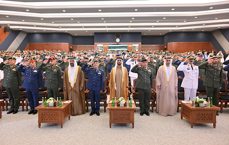 أبوظبي فى 20 يوليو / وام / شهد سمو الشيخ نهيان بن زايد آل نهيان، رئيس مجلس أمناء مؤسسة زايد بن سلطان آل نهيان للأعمال الخيرية والإنسانية رئيس مجلس أبوظبي الرياضي اليوم حفل تخريج الدورة المشتركة الـ 32 لكلية القيادة والأركان المشتركة والذي أقيم في مقر الكلية. 
وألقى العميد الركن سعيد سالمين العلوي قائد كلية القيادة والأركان المشتركة كلمة رحب فيها براعي الحفل والحضور وشكر رعاية سموه للحفل.. مثمناً حرص قيادة الدولة على مشاركة أبناء الوطن فرحتهم والاحتفاء بإنجازاتهم مع زملائهم من الدول الشقيقة والصديقة. 
وأشار إلى أن دورة القيادة والأركان 32 المشتركـة نفذت منهجاً ثرياً بالمعارف والعلوم، غنيا بالعديدَ من التمارين على المستوى العملياتي مطبقةً مفاهيم ومبادئ وأدوات التخطيط المشترك، واعدت البحوث العلمية التي تهدف الى دراسة وحل المعضلات العسكرية، وفهم بيئة العمليات متعددة المجالات.
وأوضح قائد الكلية أن منهاج الدورة شمل العديد من الدراسات الوطنية والأمنية بأبعادها المختلفة، وتُوِّجت الانشطة بتمرينٍ نهائيٍ مشتركٍ يوظف جميع المعارف والقدرات والخبرات المكتسبة، توافقا مع أهداف الدورة، وفقا لأحدث الأساليب في التعليم والتقويم . 
وأكد العميد الركن سعيد سالمين العلوي أن كلية القيادة والأركان المشتركة سوف تمضي بروح فريق العمل الواحد وفـقَ رؤية واضحة، واستراتيجية مدروسة نحو التميّز والريـادة، مثمنا جميع من ساهم في دعم مهمة الكلية ابتداءً من المجلس الأعلى للكلية والعسكريين والمدنيين ذوي الخبرات العملياتية والقيادية والأكاديمية من جميع وزارات ومؤسسات الدولة. 
وهنأ قائد الكلية الخريجين مثنياً على عملهم المتميز وحسن أدائهم في إنجاز متطلبات منهاج الدورة وأوصاهم باستثمار ما وصلوا إليه والحرص على اكتساب الخبرات والمهارات الجديدة. 
بعد ذلك أعلنت نتائج الدورة الـ 32 .. وقام سمو الشيخ نهيان بن زايد آل نهيان بتوزيع الجوائز والشهادات على الضباط المتفوقين والخريجين من الدول الشقيقة والصديقة.. وهنأ سموه الخريجين.. متمنياً لهم التوفيق والنجاح في أداء مهامهم القيادية خلال مسيرة عملهم العسكري. 
بعدها التقطت الصور التذكارية بهذه المناسبة التي جمعت سمو راعي الحفل وهيئة قيادة الكلية وكوادر التدريس والخريجين. 
حضر الاحتفال الشيخ الدكتور سعيد بن محمد آل نهيان، ومعالي الفريق الركن عيسى سيف بن عبلان المزروعي رئيس أركان القوات المسلحة وسعادة مطر سالم الظاهري وكيل وزارة الدفاع وعدد من كبار ضباط وزارة الدفاع.