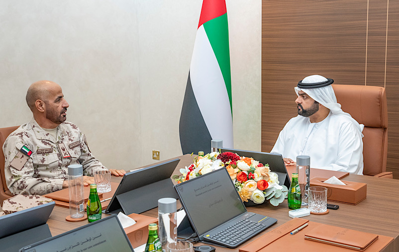 الفجيرة في 24 يوليو / وام /  أكد سمو الشيخ محمد بن حمد بن محمد الشرقي ولي عهد الفجيرة، دور القوات المسلحة في دعم استراتيجية الأمن الوطني للدولة، وتعزيز ركائز استقرار الوطن وحفظ مُقدّرات الاتحاد ومكتسباته النفيسة، مشيدا بمستوى الكفاءة والاحترافية والتنظيم لأفرادها والعاملين فيها في كافة مراكزها وقياداتها.
                     جاء ذلك خلال استقبال سموه، في مكتبه بالديوان الأميري، اللواء الركن سالم سعيد غافان الجابري، قائد الحرس الوطني، والوفد المرافق له.
                     ونوّه سمو ولي عهد الفجيرة، إلى الدور الكبير والجهود المتواصلة التي يبذلها أفراد الحرس الوطني في أداء واجبهم الوطني بتوجيهات قيادة دولة الإمارات ورؤيتها الحكيمة، وعملهم الدؤوب في صون منجزات البلاد وتحقيق أمن وسلامة المجتمع وأفراده من المواطنين والمقيمين والزائرين.
                     واستمع سموه خلال اللقاء، إلى مهام واختصاصات قيادة الحرس الوطني في وزارة الدفاع ومهامها وأهدافها الاستراتيجية والأمنية.
                     وثمّن سموه جهود أفراد الحرس الوطني تجاه الوطن وحرصهم على القيام بأدوارهم ومهامهم بإخلاص وكفاءة وخبرة عالية، ودورهم المحوري في الحفاظ على أمن واستقرار الدولة، متمنيًا لهم التوفيق والنجاح في مواصلة عملهم وتحقيق أفضل المستويات.
                     وعبّر قائد الحرس الوطني، والوفد المرافق، عن سعادتهم بلقاء سمو ولي عهد الفجيرة، مؤكّدين استمرار الجهود في منظومة الحرس الوطني نحو تحقيق أهدافها الاستراتيجية في خدمة الوطن.
                     حضر اللقاء، سعادة محمد سعيد الضنحاني مدير الديوان الأميري بالفجيرة، وسعادة الدكتور أحمد حمدان الزيودي مدير مكتب سمو ولي عهد الفجيرة.