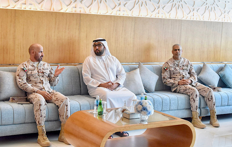 أم القيوين في 6 سبتمبر/وام/ أكد سمو الشيخ راشد بن سعود بن راشد المعلا ولي عهد أم القيوين، دور القوات المسلحة في دعم استراتيجية الأمن الوطني للدولة، وتعزيز ركائز استقرار الوطن وحفظ مُقدّرات الاتحاد ومكتسباته النفيسة، مشيداً سموه بإخلاص وعطاء وشجاعة رجال الحرس الوطني والأدوار والمهام التي يقومون بها لترسيخ الأمن والاستقرار والذود عن حياض ومصالح الوطن العليا.
 جاء ذلك خلال استقبال سموه، في مكتبه بالديوان الأميري، صباح اليوم، اللواء الركن سالم سعيد غافان الجابري، قائد الحرس الوطني، والوفد المرافق له.
واطلع سموه على أبرز المهام والواجبات والخطط الاستراتيجية المستقبلية للقيادة التي تهدف إلى رفع كفاءة العمل في المجال الامني والارتقاء بالأداء المهني وبما يحقق الأهداف الوطنية، فضلاً عن آلية العمل والدعم الذي تقدمه القيادة للمنشآت الحيوية في الدولة.
كما استمع سموه، إلى شرح عن استراتيجية التأهيل والتدريب والتطوير للكوادر في القيادة، بهدف المحافظة على الأمن والاستقرار الداخلي للدولة وحماية مكتسباتها الوطنية.
من جانبه أعرب قائد الحرس الوطني عن سعادته بلقاء سمو ولي عهد أم القيوين والاستماع إلى توجيهاته الكريمة، مؤكداً بذل المزيد من الجهد والعطاء لتحقيق توجيهات القيادة الرشيدة، داعياً الله أن يحفظ لهذه البلاد أمنها وقيادتها.
حضر اللقاء، الشيخ أحمد بن سعود بن راشد المعلا نائب رئيس المجلس التنفيذي لإمارة أم القيوين، وسعادة اللواء الشيخ راشد بن أحمد المعلا قائد عام شرطة أم القيوين، وسعادة ناصر سعيد التلاي مدير الديوان الأميري بأم القيوين.
وام / محمد اسماعيل /