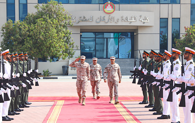 أبوظبي في 5 أكتوبر /وام/       شهد اللواء الركن الشيخ أحمد بن طحنون آل نهيان نائب رئيس أركان القوات المسلحة وعدد من كبار الضباط والمسؤولين بوزارة الدفاع اليوم حفل كلية القيادة والأركان المشتركة بمناسبة يوم المعلم العالمي الذي يصادف الخامس من أكتوبر من كل عام.
          بدأ الحفل بتلاوة عطرة لآيات من الذكر الحكيم، تلاها كلمة لقائد كلية القيادة والأركان المشتركة العميد الركن سعيد سالمين العلوي قال فيها: