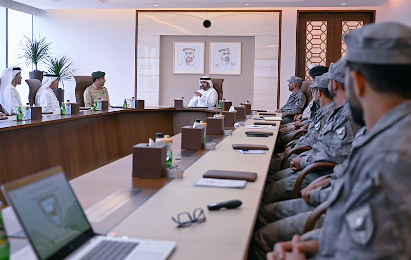 دبي في 10 أكتوبر/وام/ أكد سمو الشيخ حمدان بن محمد بن راشد آل مكتوم، ولي عهد دبي على الدور الراسخ للقوات المسلحة وما تبذله من جهود في سبيل رفعة الوطن وصون كرامته والحفاظ على مُقدّراته ومكتسباته، بفضل ما توليه دولة الإمارات بقيادة صاحب السمو الشيخ محمد بن زايد آل نهيان، رئيس الدولة، حفظه الله، وأخيه صاحب السمو الشيخ محمد بن راشد آل مكتوم، نائب رئيس الدولة رئيس مجلس الوزراء حاكم دبي، رعاه الله، من رعاية ودعم لكافة قطاعات القوات المسلحة، لتحافظ دائماً على أعلى مستويات الكفاءة والاحترافية في أداء مهامها الوطنية.
جاء ذلك خلال استقبال سمو ولي عهد دبي، اليوم  للواء الركن سالم سعيد بن غافان الجابري، قائد الحرس الوطني، والوفد المرافق له، في مقر المجلس التنفيذي لإمارة دبي، حيث أطلع سموه على الأهداف الاستراتيجية لقيادة الحرس الوطني في وزارة الدفاع، والدور الكبير الذي تضطلع به في تحقيق أمن وسلامة المجتمع بالتعاون مع الجهات والمؤسسات المعنية.
وثمن سموه، خلال اللقاء، الجهود المخلصة التي يبذلها أفراد الحرس الوطني في إطار توجيهات قيادة دولة الإمارات ورؤيتها الحكيمة، وتفانيهم في خدمة الوطن وتباريهم في سبيل رفعته، متمنيًا سموه لهم التوفيق في مواصلة مهامهم وفق أعلى مستويات الجهوزية ومعايير الكفاءة الدولية.
وقد عبر قائد الحرس الوطني، والوفد المرافق، عن سعادتهم بلقاء سمو ولي عهد دبي ، مثمنين دعم القيادة الرشيدة لمنظومة الحرس الوطني في أداء واجبها في الحفاظ على أمن وسلامة الوطن.
حضر اللقاء، معالي الفريق عبدالله خليفة المري، القائد العام لشرطة دبي، ومعالي عبدالله محمد البسطي، الأمين العام للمجلس التنفيذي لإمارة دبي، ومعالي الفريق طلال بالهول الفلاسي، مدير عام جهاز أمن الدولة بدبي.