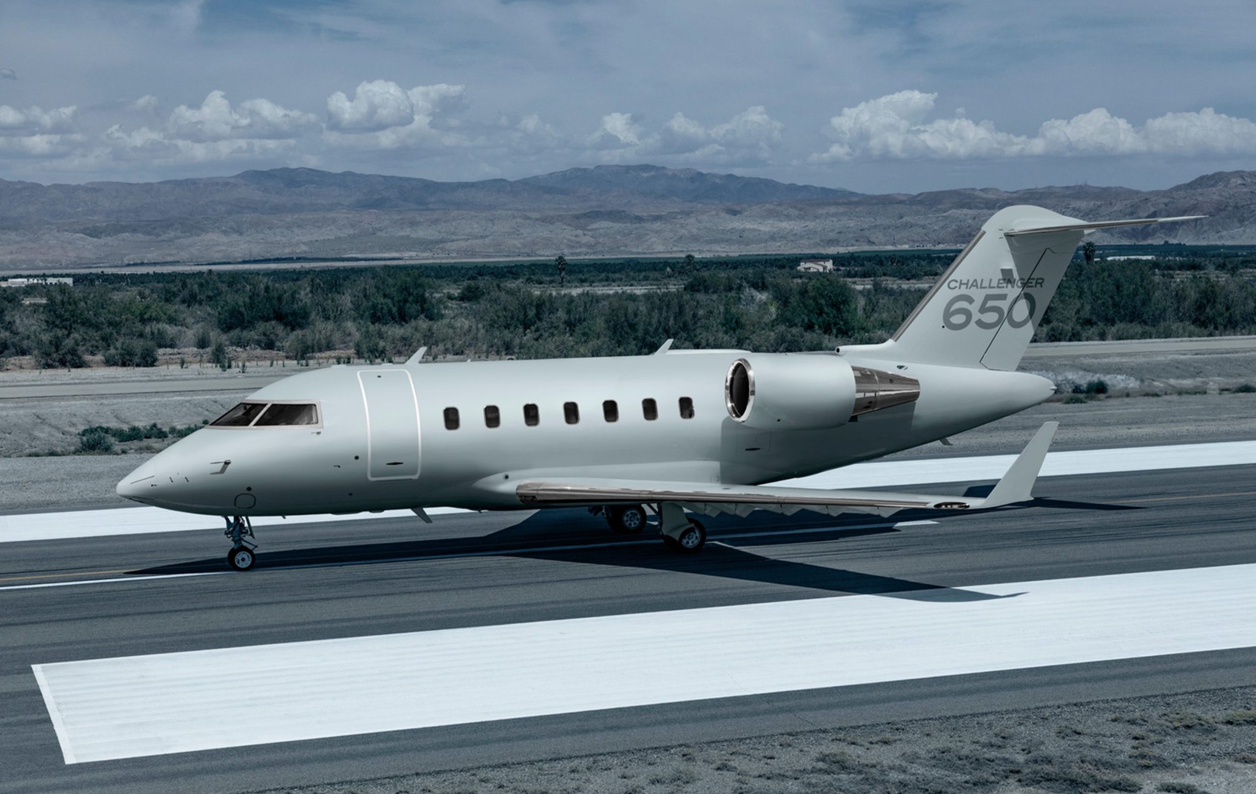  بومباردييه تشالنجر 650: قوة هائلة في مجال الطيران العسكري Challenger-650-on-runway-scaled-e1701002371887