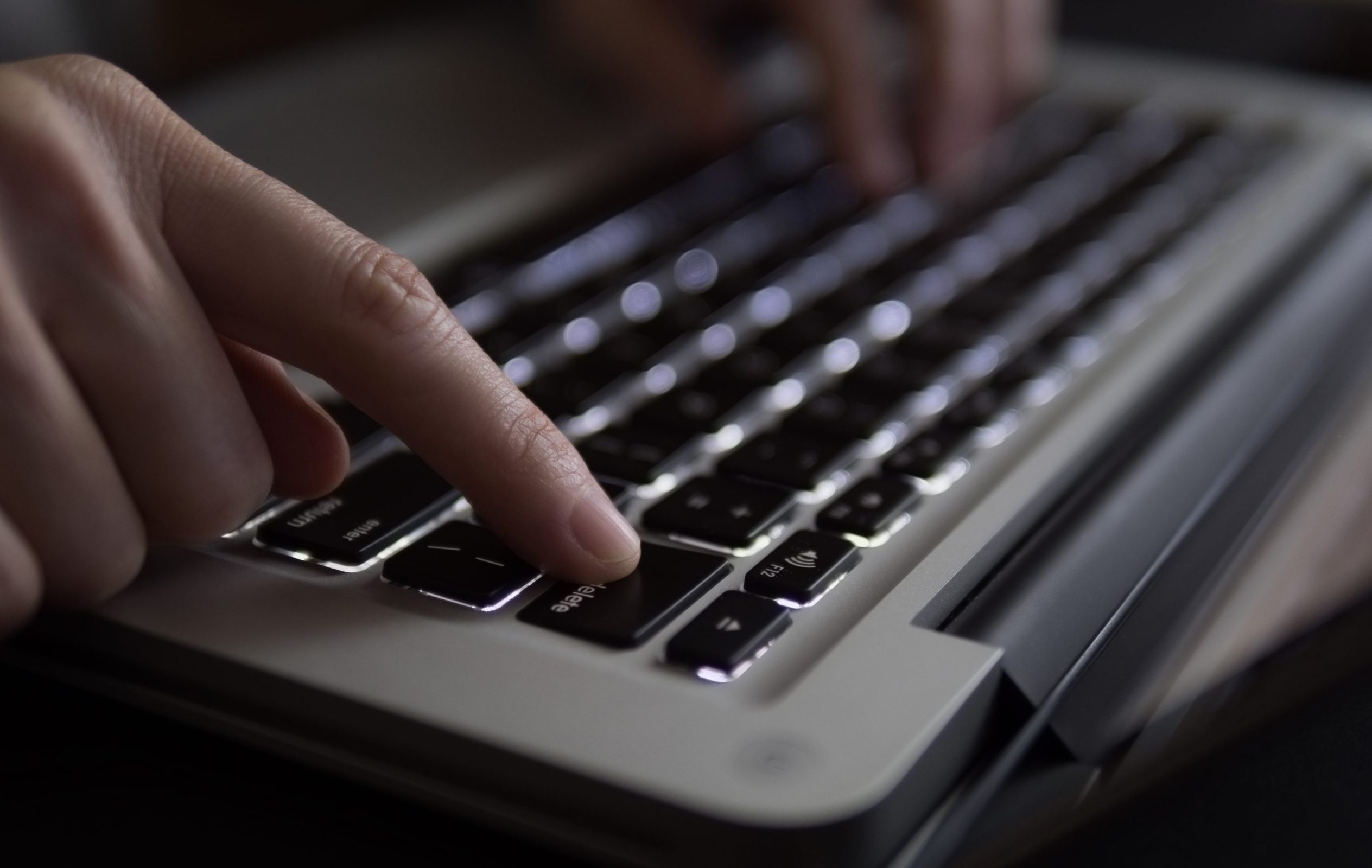 Press-delete-on-laptop