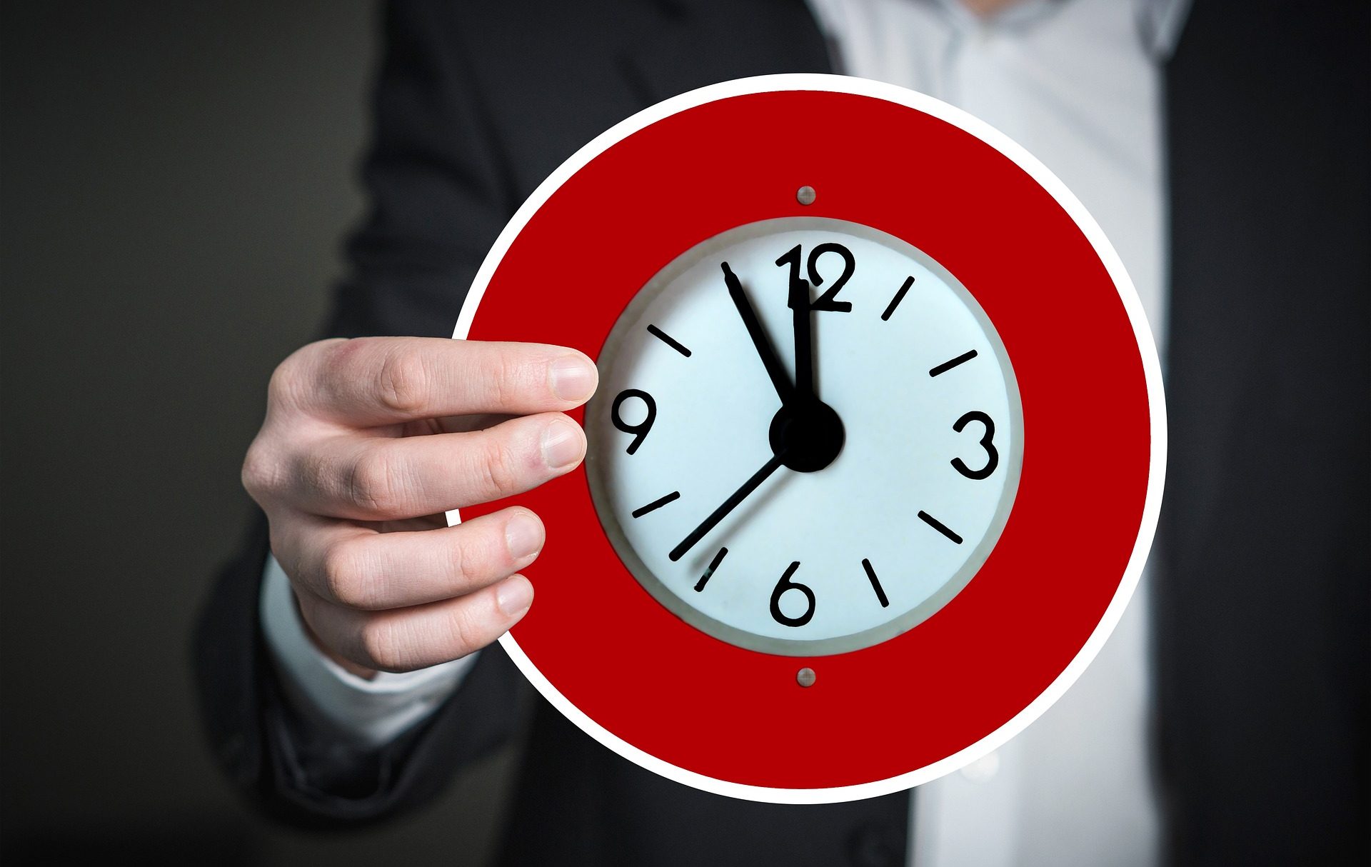 geralt-hand-3860399_1920