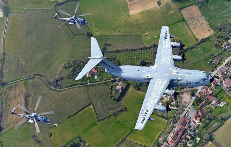 طائرة إيرباص A400M تجري بنجاح إعادة التزود بالوقود للطائرات المروحية.