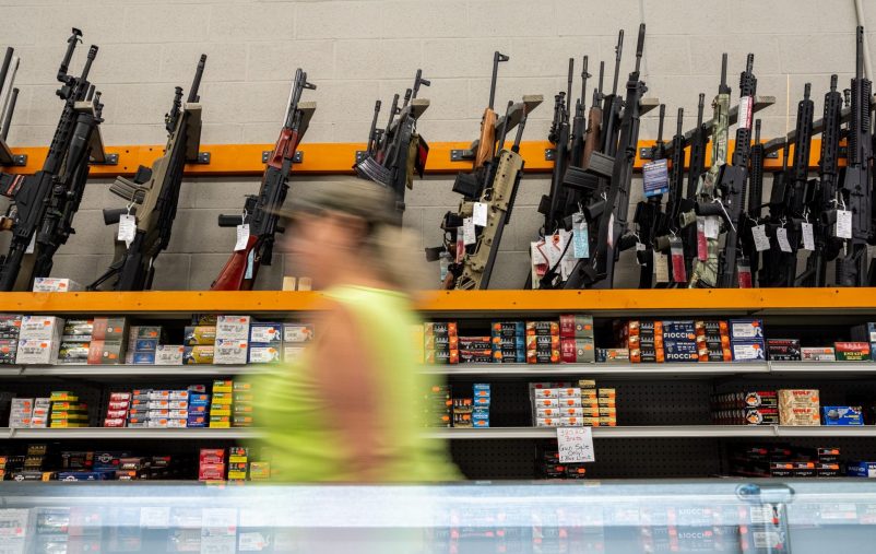 شركات ائتمان أمريكية تضع رمزاً تجارياً لتتبع مشتريات الأسلحة
