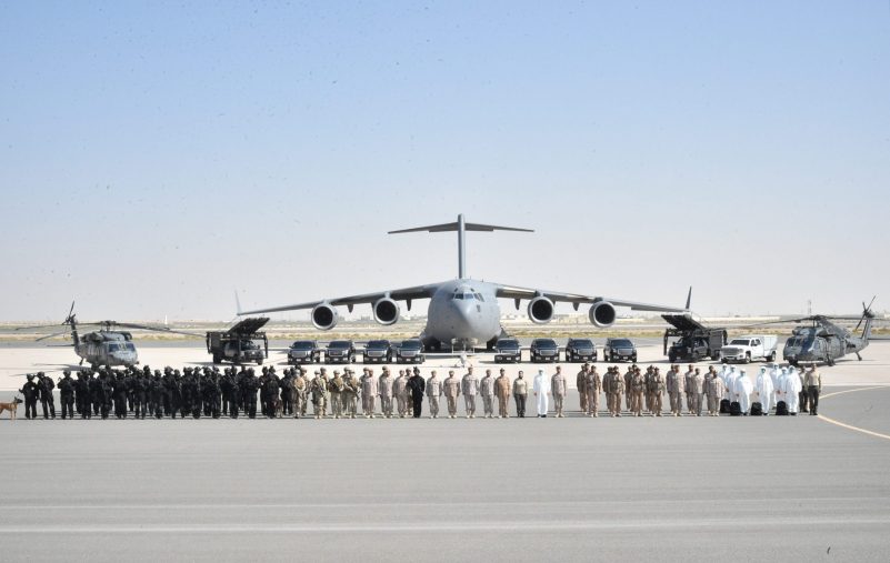 أبوظبي في 30 أكتوبر/ وام / تفقد سمو اللواء الركن الشيخ ناصر بن حمد آل خليفة مستشار الأمن الوطني في مملكة البحرين، قائد الحرس الملكي، مدير التمرين البحريني الإماراتي المشترك لمكافحة الإرهاب “جلمود3”، طابور العرض، الذي أقيم للتأكد من جاهزية القوات المشاركة والتي تضم قوات من الحرس الملكي، وعدد من أسلحة ووحدات قوة دفاع البحرين، وزارة الداخلية، وجهاز المخابرات الوطني.
وبالتزامن مع ذلك، ومع نظيرتها في مملكة البحرين اصطفت القوات الإماراتية في موقعها بدولة الإمارات العربية المتحدة، ممثلة في قيادة حرس الرئاسة وقيادة القوات الجوية والدفاع الجوي بالإضافة إلى وحدات أخرى من القوات المسلحة، إلى جانب مشاركة عدد من وحدات وزارة الداخلية.
وبهذه المناسبة، أشار سمو اللواء الركن الشيخ ناصر بن حمد آل خليفة مدير التمرين، إلى أهداف التمرين وفرضياته. مشيداً سموه بما تتمتع به قوات البلدين الشقيقين المشاركة في التمرين من مستوى متميز وقدرات عالية في مجال إجراء التمارين المشتركة، لما لها من أثر كبير في الارتقاء بمستوى الأداء القتالي للمشاركين في التمرين وصقل قدراتهم العسكرية في مجال التخطيط والتنفيذ لمختلف عمليات مكافحة الإرهاب.